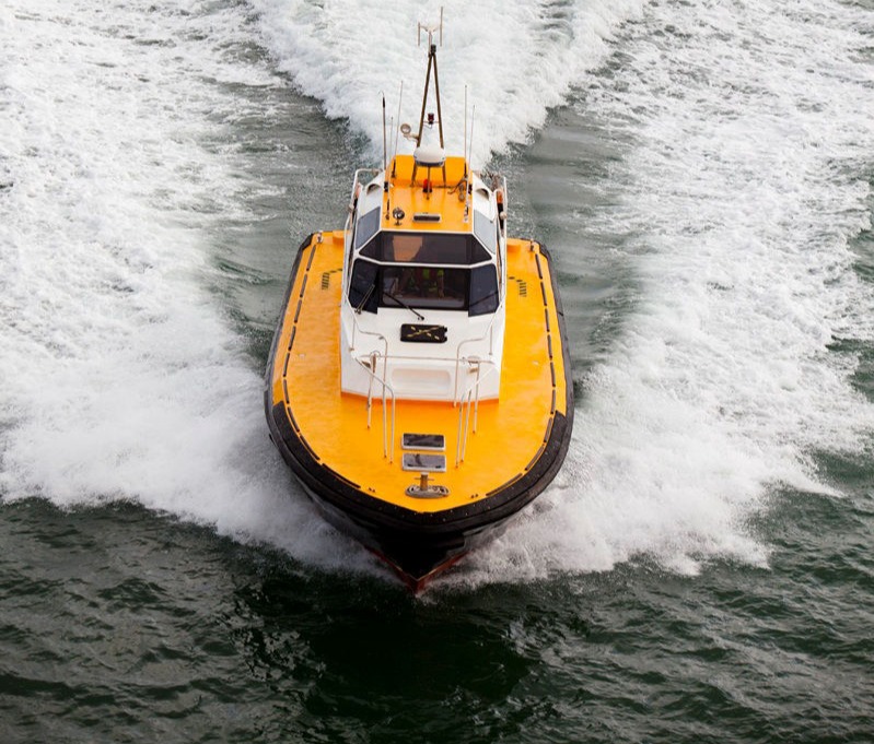 Nasai Pilot P-14 navegando en puerto 