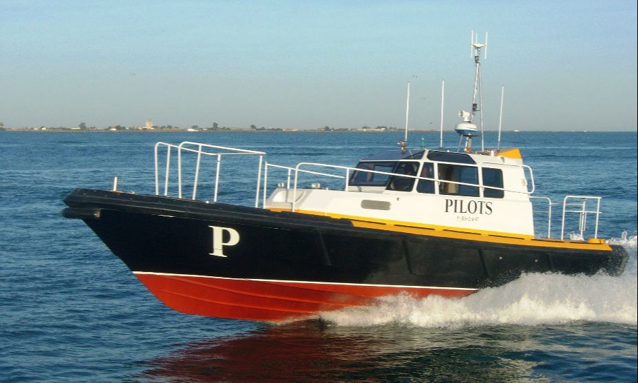 Barco pilot p-12 navegando